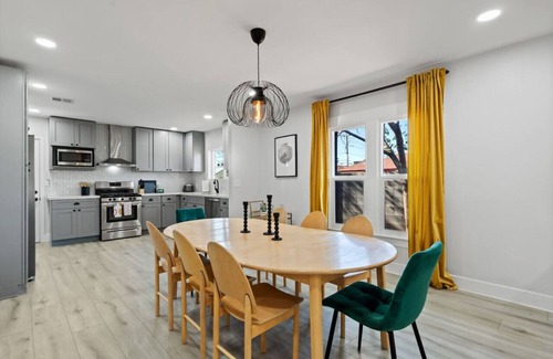 Garfield Casa | Downtown Phx~Remodeled~2 Units+Casita~Sleeps 12