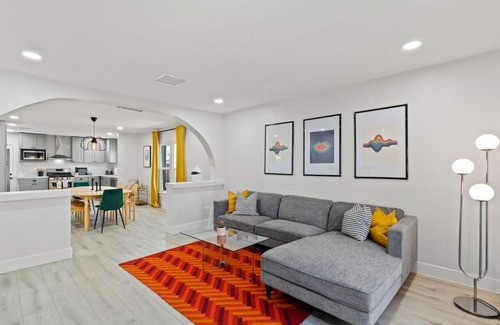Garfield Casa | Downtown Phx~Remodeled~2 Units+Casita~Sleeps 12