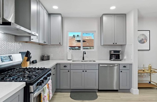 Garfield Casa | Downtown Phx~Remodeled~2 Units+Casita~Sleeps 12