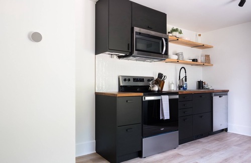 Prince Edward Apartamento | Downtown Picton 2 Bedroom Boho Suite! (15 Minutes to Sandbanks)
