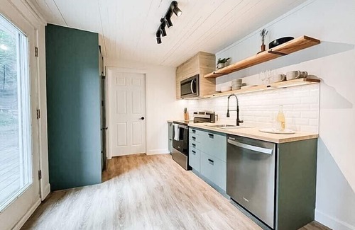 Prince Edward Casa | Downtown Picton 2 Bedroom Professionally Designed Suite