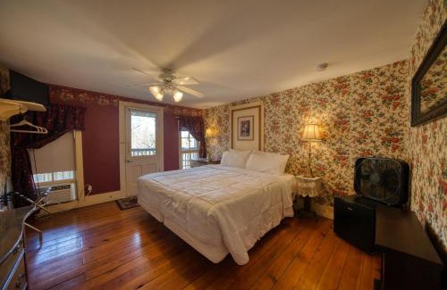 Eureka Springs Historic District Casa | Downtown Primrose Piedmont House