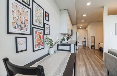 Downtown Apartamento | Downtown Redmond Apartment- 94 walkscore