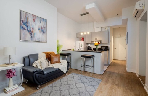 Downtown Montreal Apartamento | Snug Studio on Bishop DT MTL