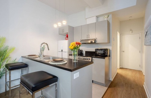 Downtown Montreal Apartamento | Snug Studio on Bishop DT MTL
