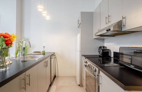 Downtown Montreal Apartamento | Snug Studio on Bishop DT MTL