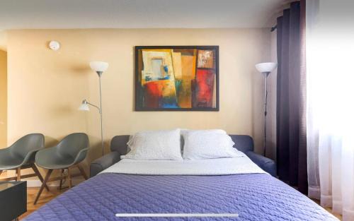 Downtown Edmonton Casa | Downtown River Valley Bachelor Suite Condo, NON Smoking, 12 inches Queen Bed, Beautiful Minimalist, very convenient every where