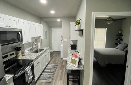 Highland Park Apartamento | Downtown San Antonio/Highland Park, Cozy 1-bedroom, WiFi, AC, washer/dryer, 202