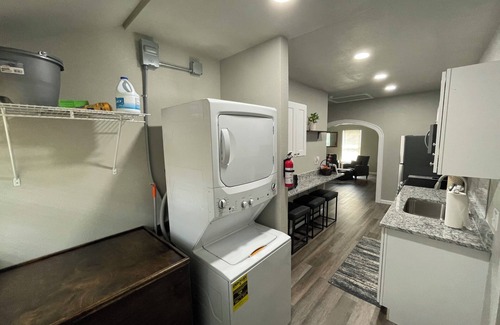 Highland Park Apartamento | Downtown San Antonio/Highland Park, Cozy 1-bedroom, WiFi, AC, washer/dryer, 202