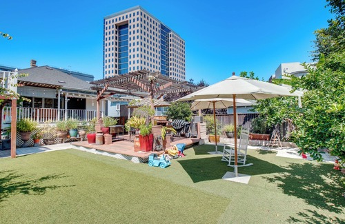Downtown San Jose Cabaña | Downtown San Jose Apt w/ Deck: 1 Mi to SAP Center!