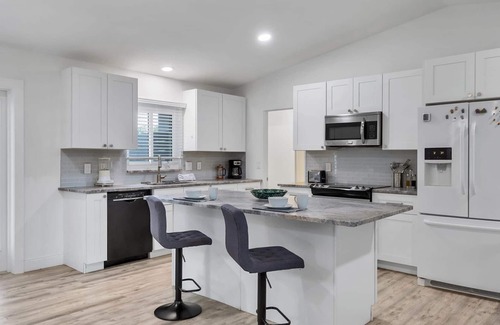 Alta Vista Casa | Downtown Sarasota Private Vacation Home - Minutes to Beaches, Beautiful Backyard, and Pet-Friendly!