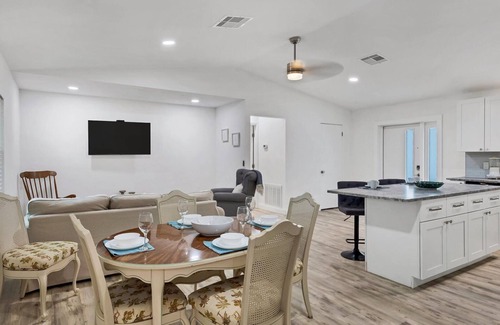Alta Vista Casa | Downtown Sarasota Private Vacation Home - Minutes to Beaches, Beautiful Backyard, and Pet-Friendly!