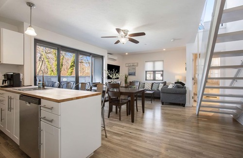 Saugatuck Condominio | Condominio con vista en la azotea en el centro de Saugatuck por el parque. ¡Caminar a todos lados!
