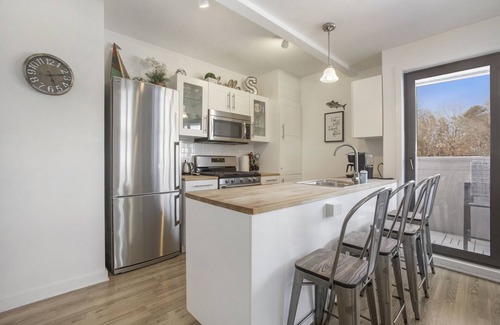 Saugatuck Condominio | Condominio con vista en la azotea en el centro de Saugatuck por el parque. ¡Caminar a todos lados!