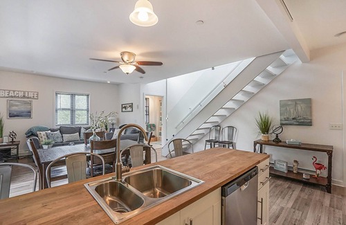 Saugatuck Condominio | Condominio con vista en la azotea en el centro de Saugatuck por el parque. ¡Caminar a todos lados!