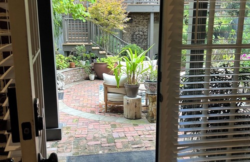 Beach Institute Apartamento | Downtown Savannah Garden Oasis near Forsyth Park