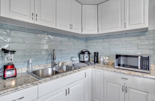 Gillespie Park Casa | Downtown Single Family Modern Bungalow Close To Beaches And Dining 2 Bedroom Home by RedAwning