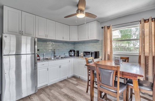Gillespie Park Casa | Downtown Single Family Modern Bungalow Close To Beaches And Dining 2 Bedroom Home by RedAwning