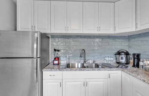 Gillespie Park Casa | Downtown Single Family Modern Bungalow Close To Beaches And Dining 2 Bedroom Home by RedAwning