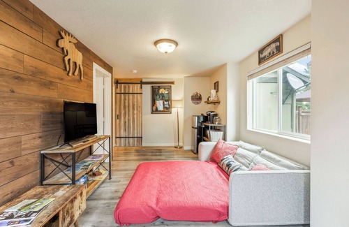 Sisters Casa | Downtown Sisters Suite - HOT TUB - Dog Friendly