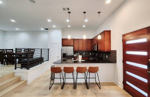 Rosewood Cama Y Desayuno | Downtown Stay in East Austin @ 12th Street