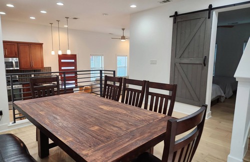 Rosewood Cama Y Desayuno | Downtown Stay in East Austin @ 12th Street