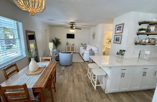 Stuart Cabaña | Downtown Stuart Coastal Cottage