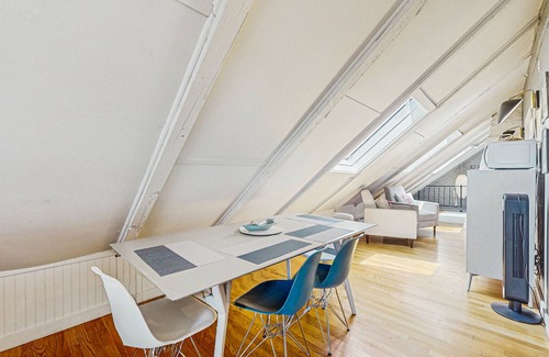 Provincetown Apartamento | Downtown Studio Loft w/Free WiFi, Balcony, Full Kitchen, and Great Location