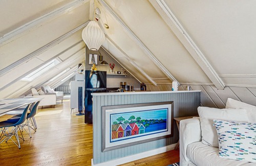 Provincetown Apartamento | Downtown Studio Loft w/Free WiFi, Balcony, Full Kitchen, and Great Location
