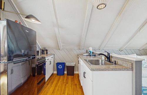 Provincetown Apartamento | Downtown Studio Loft w/Free WiFi, Balcony, Full Kitchen, and Great Location
