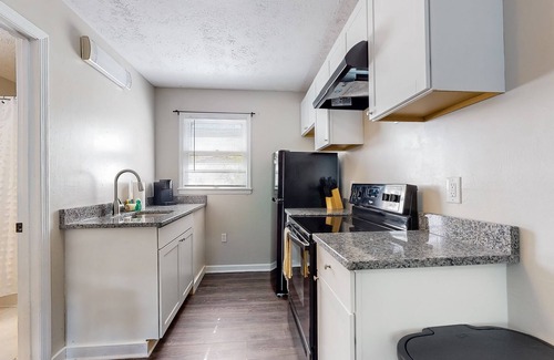 La Follette Apartamento | Downtown studio with full kitchen, BBQ area, firepit, fast WiFi, streaming, AC
