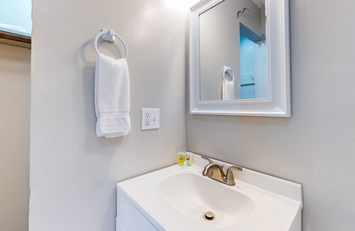 La Follette Apartamento | Downtown studio with full kitchen, BBQ area, firepit, fast WiFi, streaming, AC