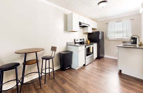 La Follette Apartamento | Downtown studio with full kitchen, BBQ area, firepit, fast WiFi, streaming, AC