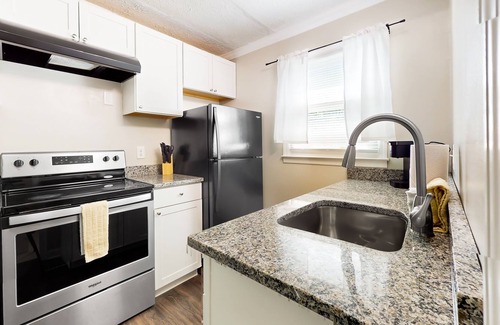 La Follette Apartamento | Downtown studio with full kitchen, BBQ area, firepit, fast WiFi, streaming, AC