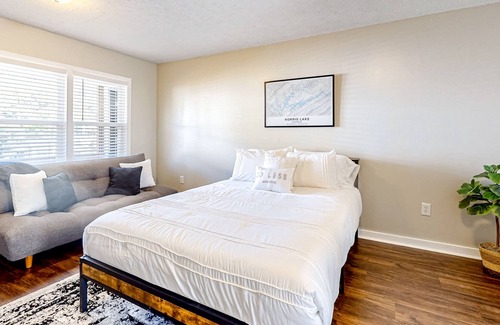 La Follette Apartamento | Downtown studio with full kitchen, firepit, BBQ area, fast WiFi, streaming