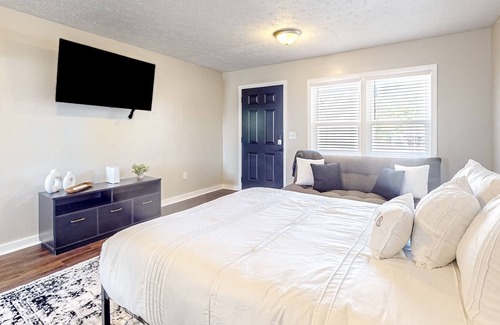 La Follette Apartamento | Downtown studio with full kitchen, firepit, BBQ area, fast WiFi, streaming
