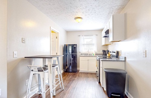 La Follette Apartamento | Downtown studio with full kitchen, firepit, BBQ area, fast WiFi, streaming