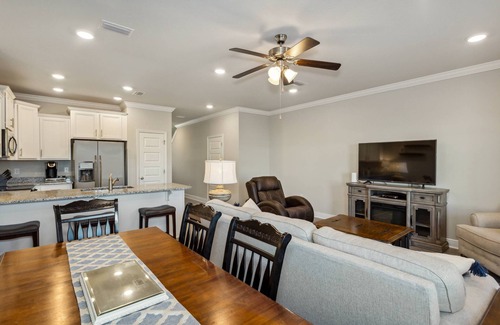 South Pensacola Casa | Downtown Townhome l Community Pool l Great for Families l 10 Minutes to NAS Pensacola l Fast WiFi