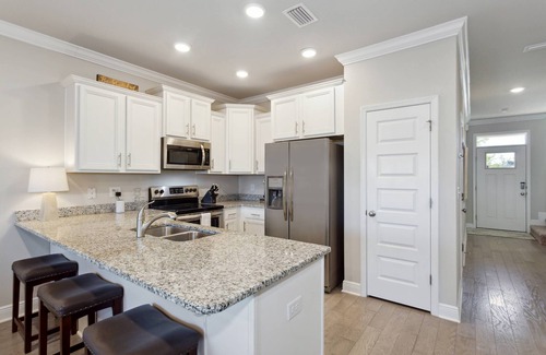 South Pensacola Casa | Downtown Townhome l Community Pool l Great for Families l 10 Minutes to NAS Pensacola l Fast WiFi