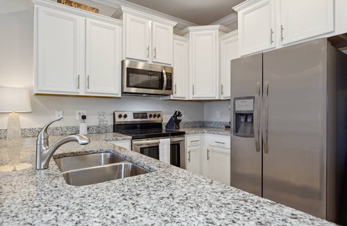 South Pensacola Casa | Downtown Townhome l Community Pool l Great for Families l 10 Minutes to NAS Pensacola l Fast WiFi