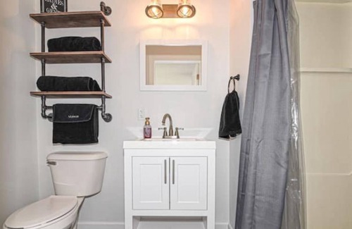 Racine Casa | Downtown Two Bedroom/Two Bathroom Full Apartment