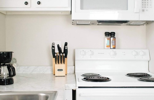 Montgomery Apartamento | Downtown Vibes | 1BR Pet-Friendly Apt