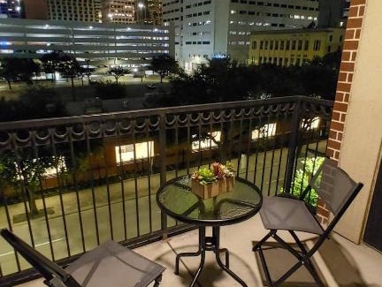 Central Business District Apartamento | Downtown Views 24 Hr Amenities Resort Style Pool
