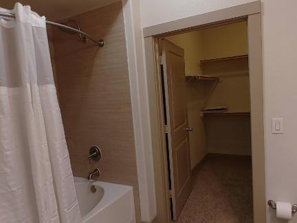 Central Business District Apartamento | Downtown Views 24 Hr Amenities Resort Style Pool