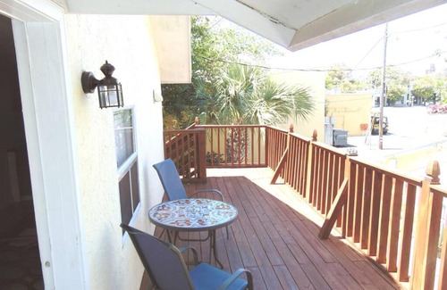 Southside Apartamento | Downtown W. Palm, 2nd Story Sun Deck, near Beach!