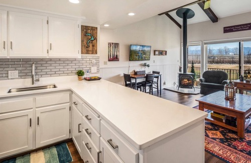 Sandpoint Condominio | Downtown Waterfront Condo with Pool