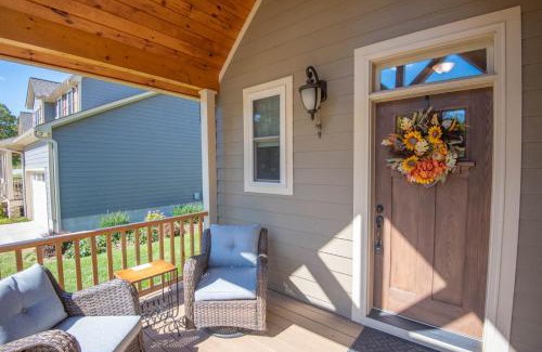 West Jefferson Casa | Downtown West Jefferson Home - Fireplace - Sleeps 8
