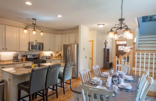 West Jefferson Casa | Downtown West Jefferson Home - Fireplace - Sleeps 8