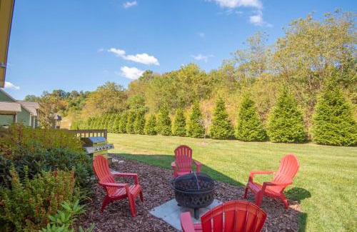 West Jefferson Casa | Downtown West Jefferson Home - Fireplace - Sleeps 8