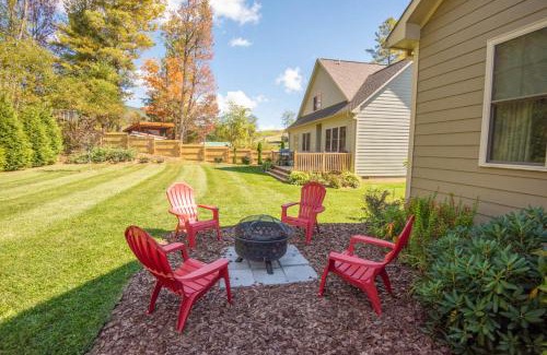 West Jefferson Casa | Downtown West Jefferson Home - Fireplace - Sleeps 8